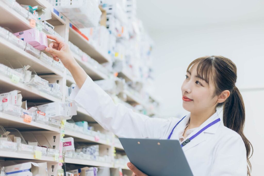 薬を取り出す薬剤師女性
