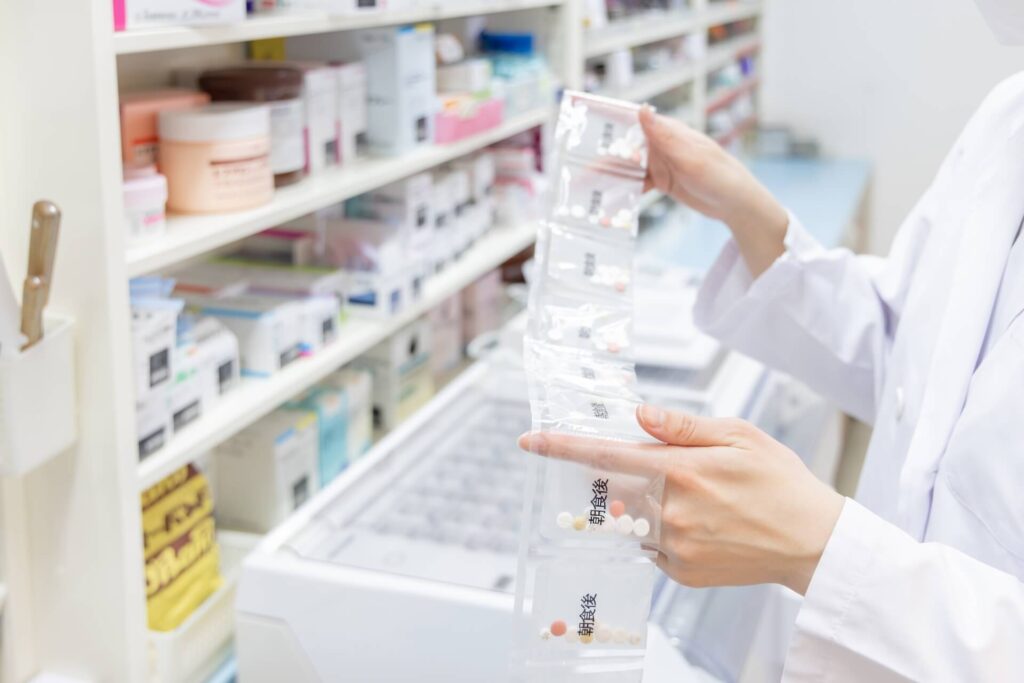 薬を持つ薬剤師女性の手