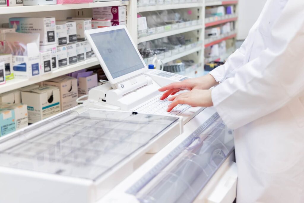 入力中の薬剤師女性の手