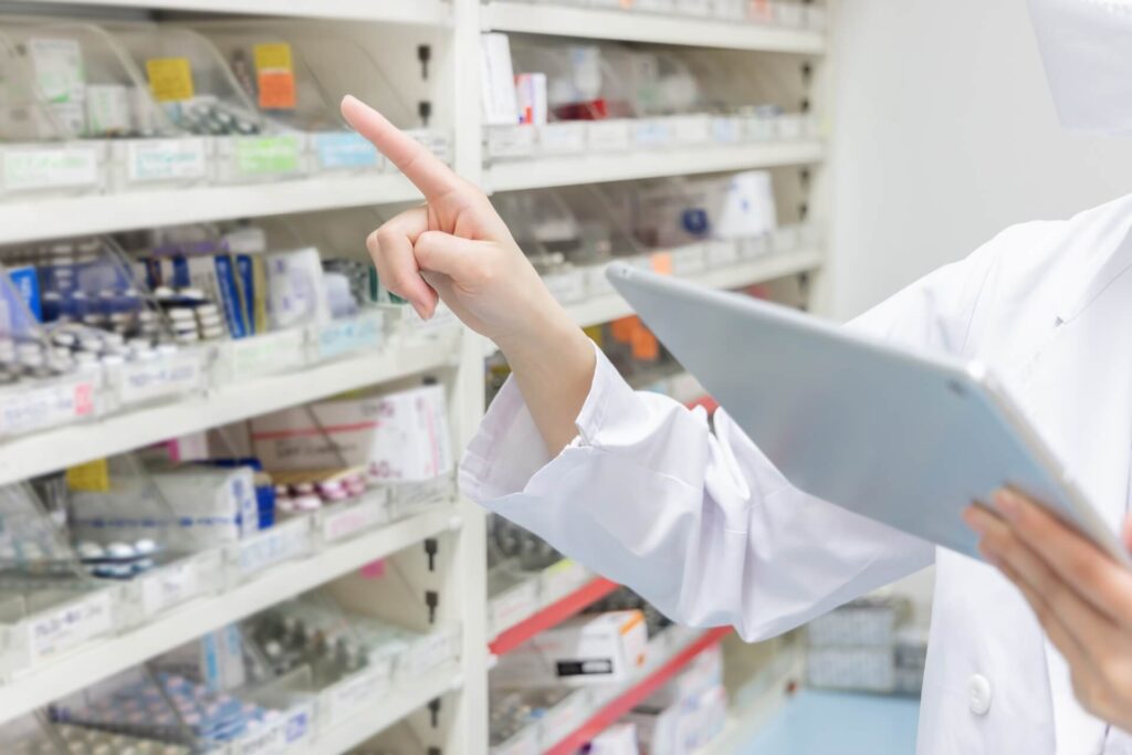 薬を探す薬剤師女性