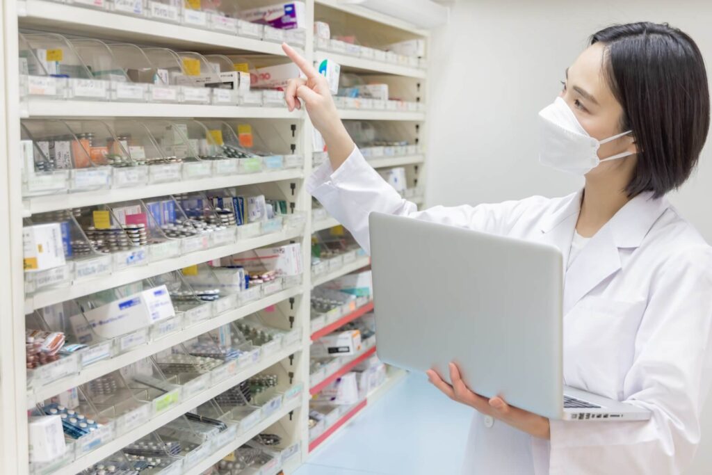 薬を探す薬剤師女性