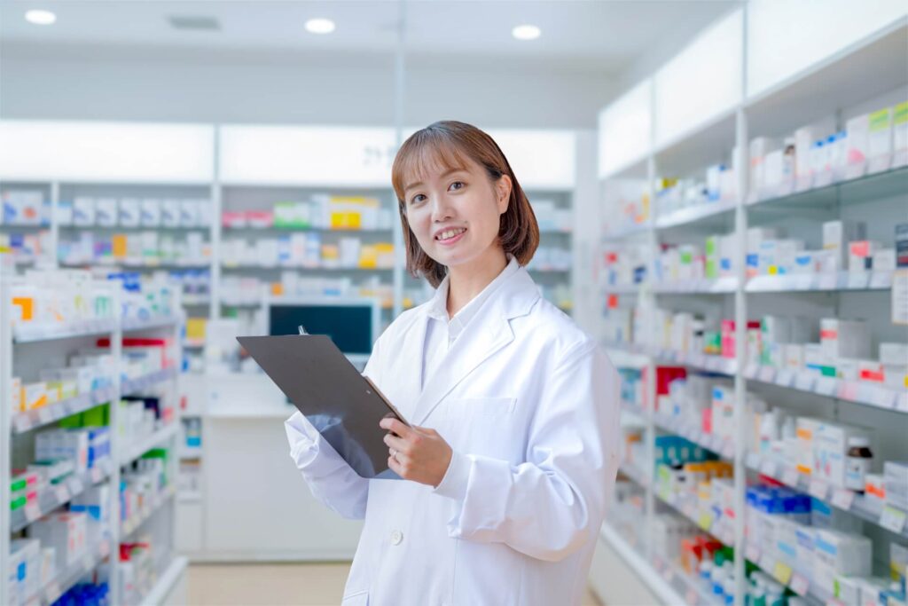 薬局で働く薬剤師女性