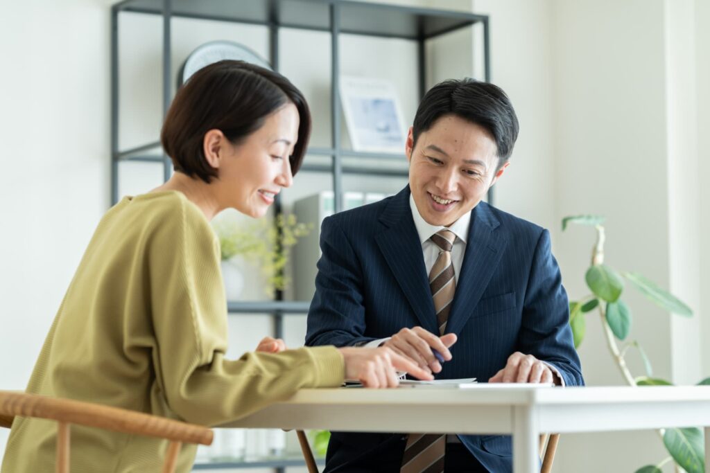 主婦の方と営業マンが話している画像