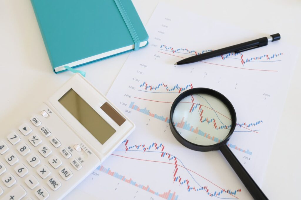 電卓と虫眼鏡の下にチャート表